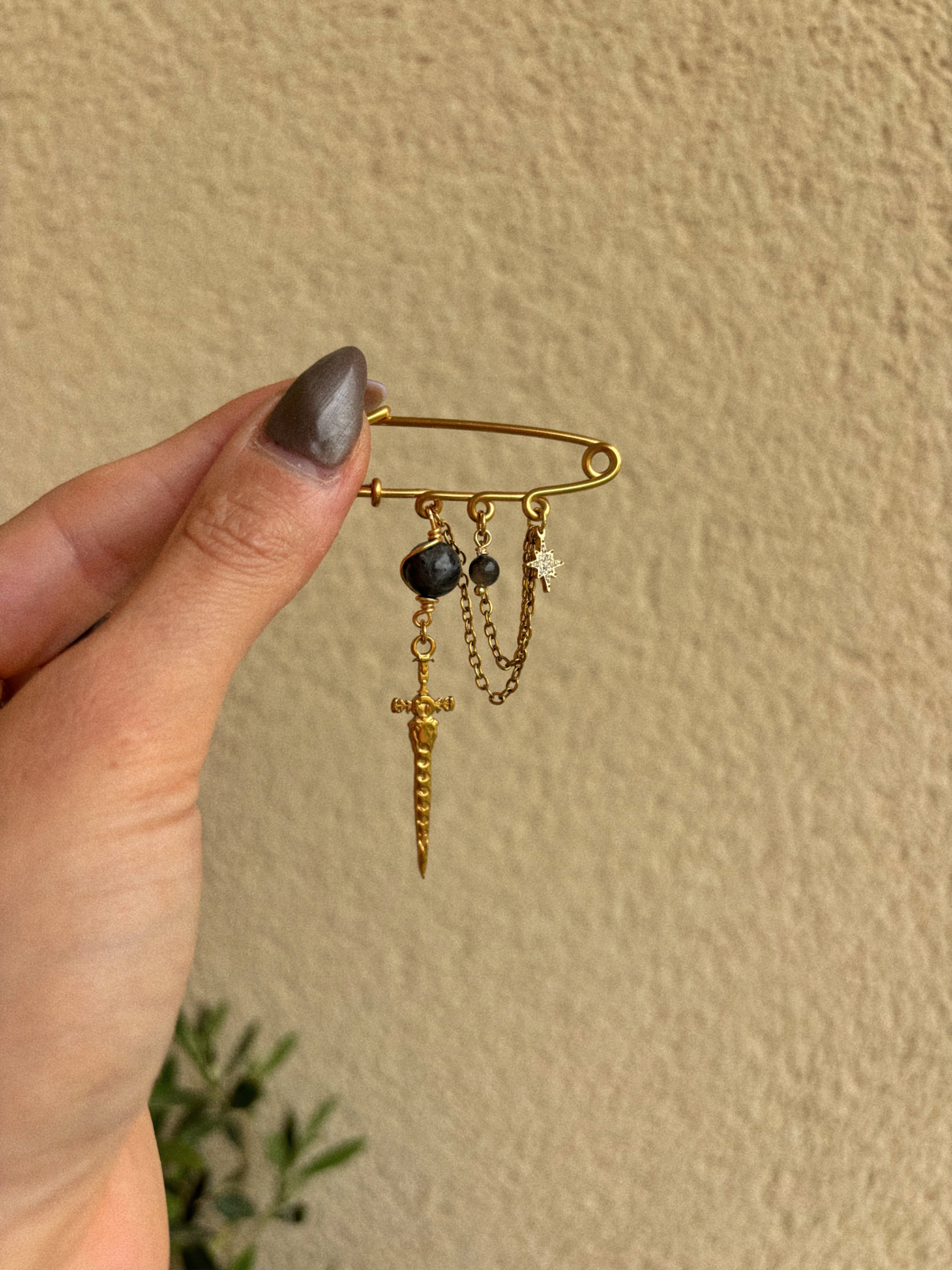 Broche dorée