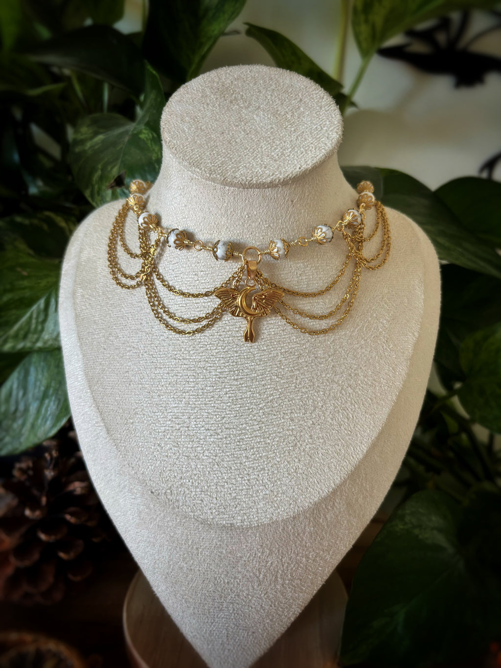 Collier Saeris