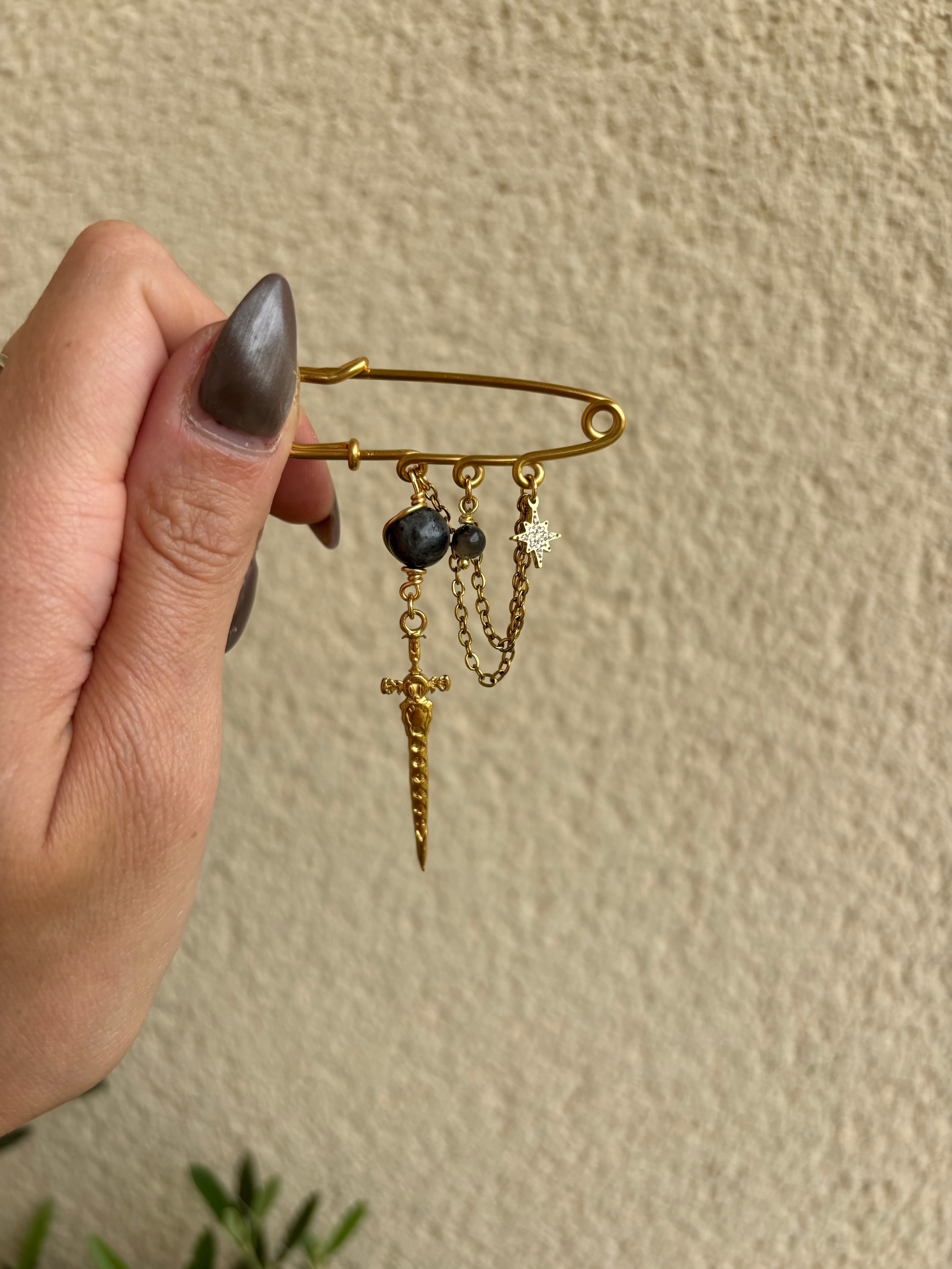Broche dorée