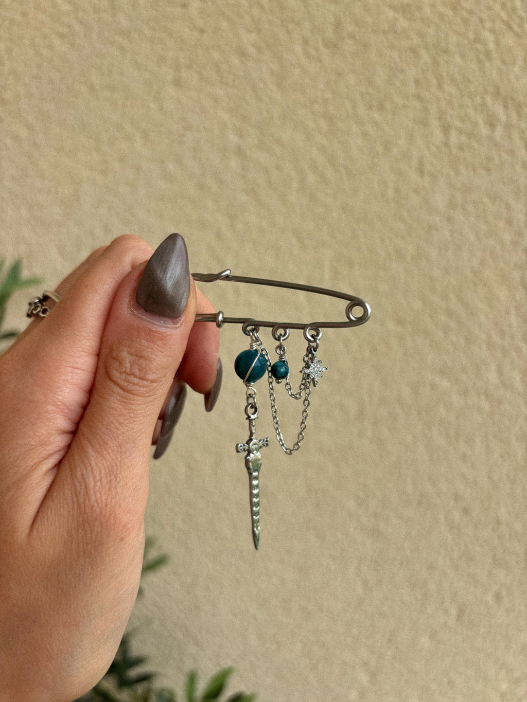 Broche argentée