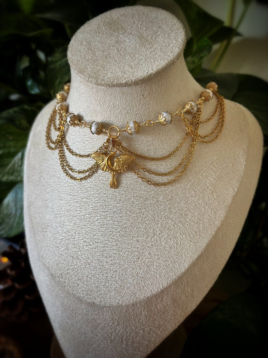 Collier Saeris