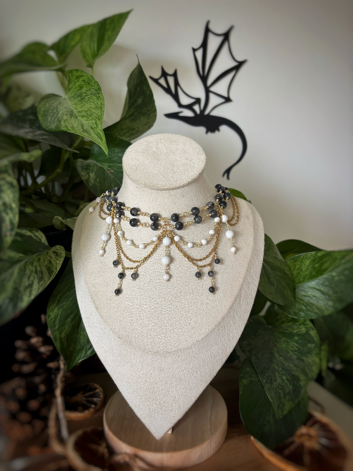 Collier Daenerys - Howlite, Labradorite noire