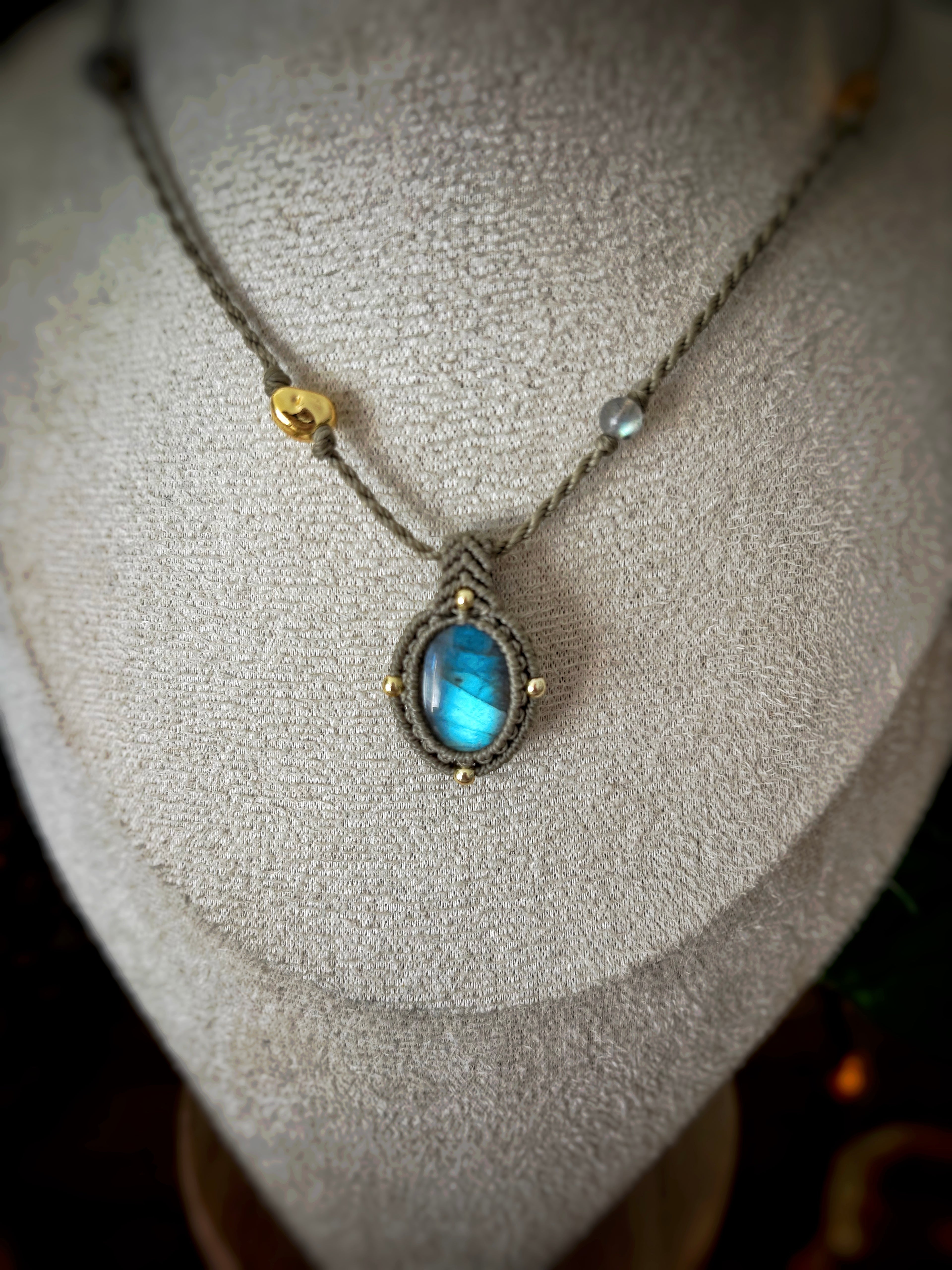 Talisman micro-macramé