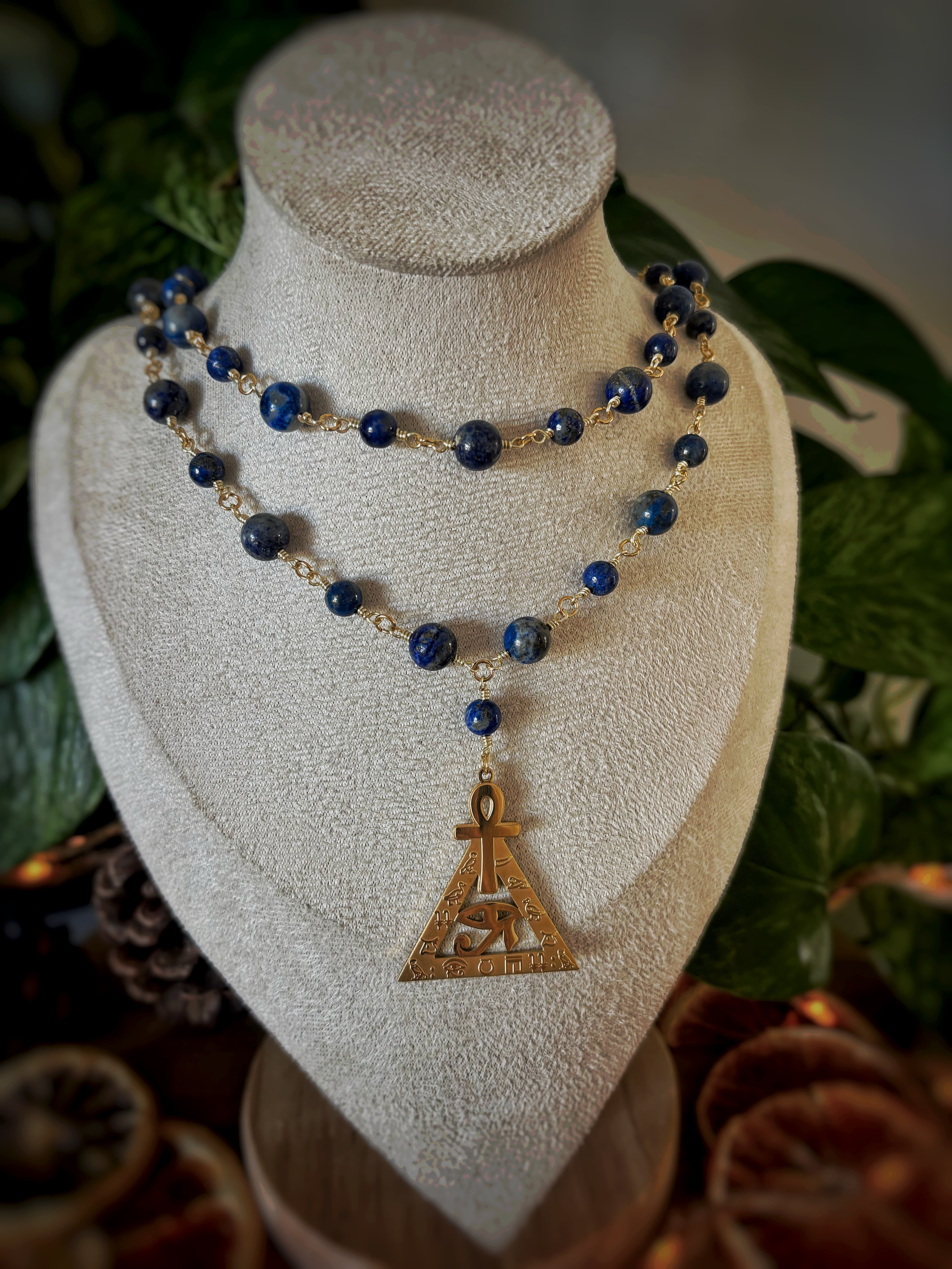 Collier Isis