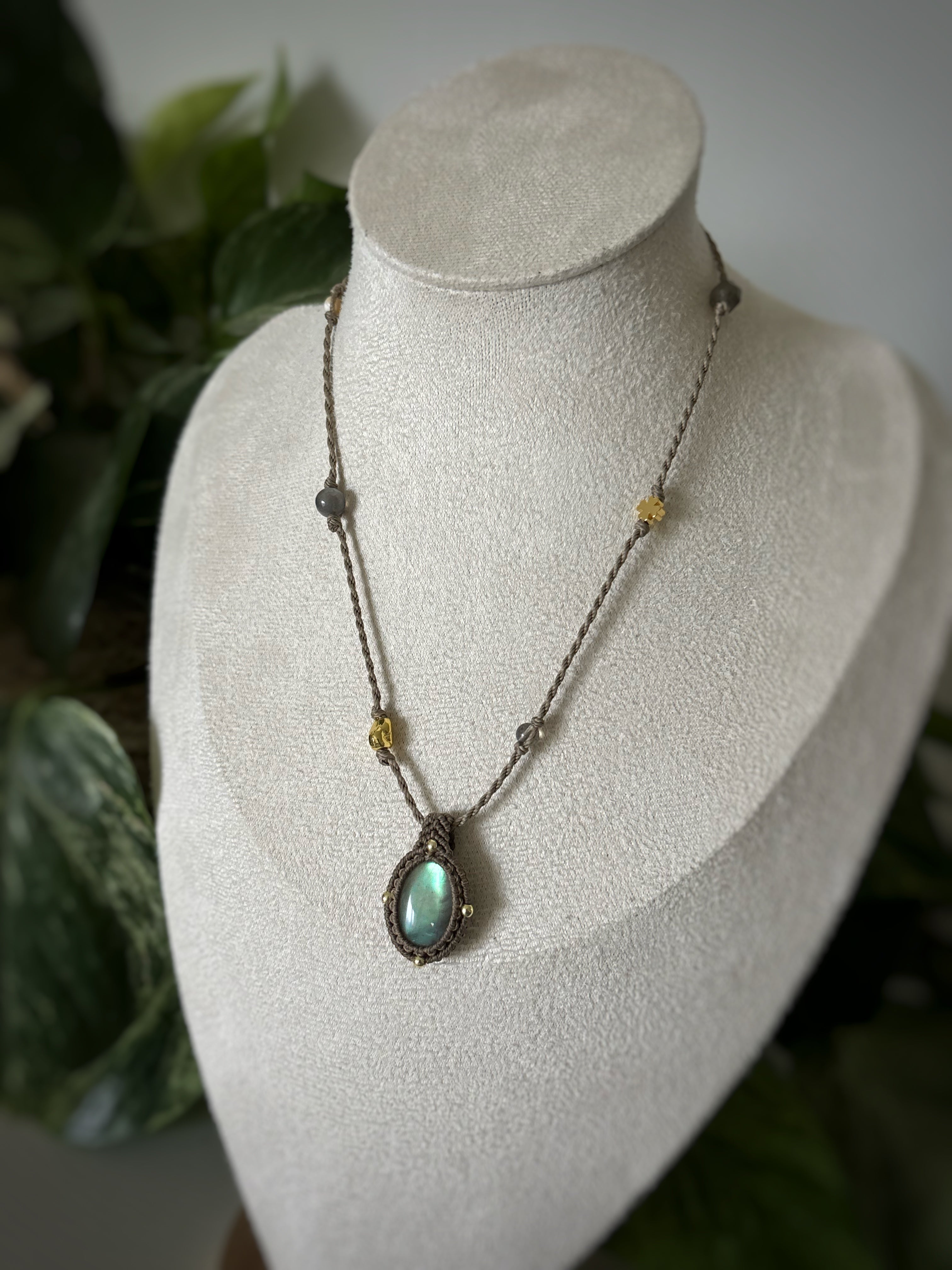 Talisman micro-macramé