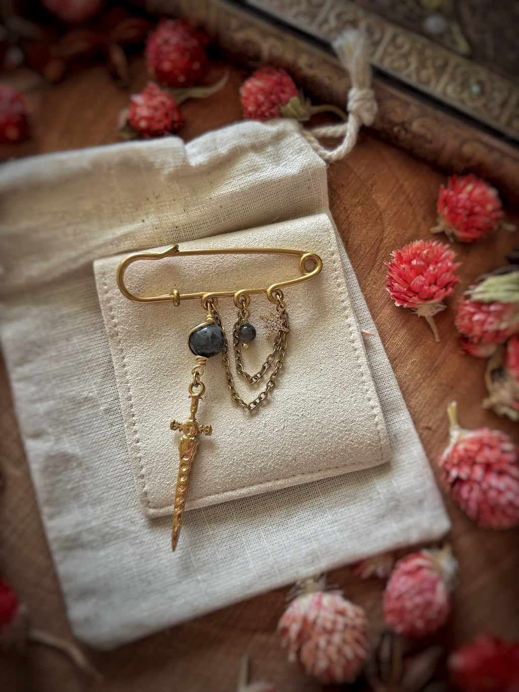Broche dorée