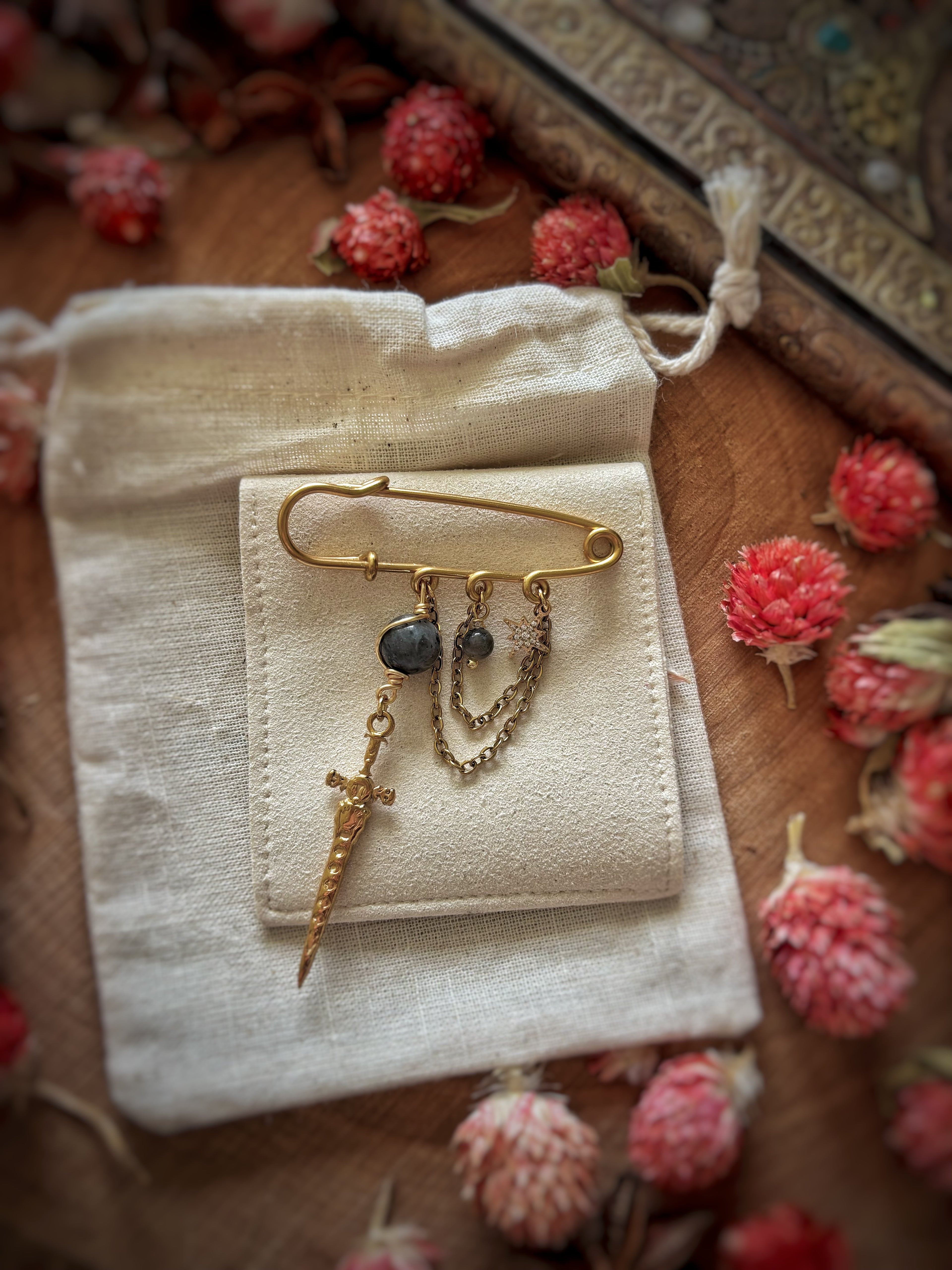 Broche dorée