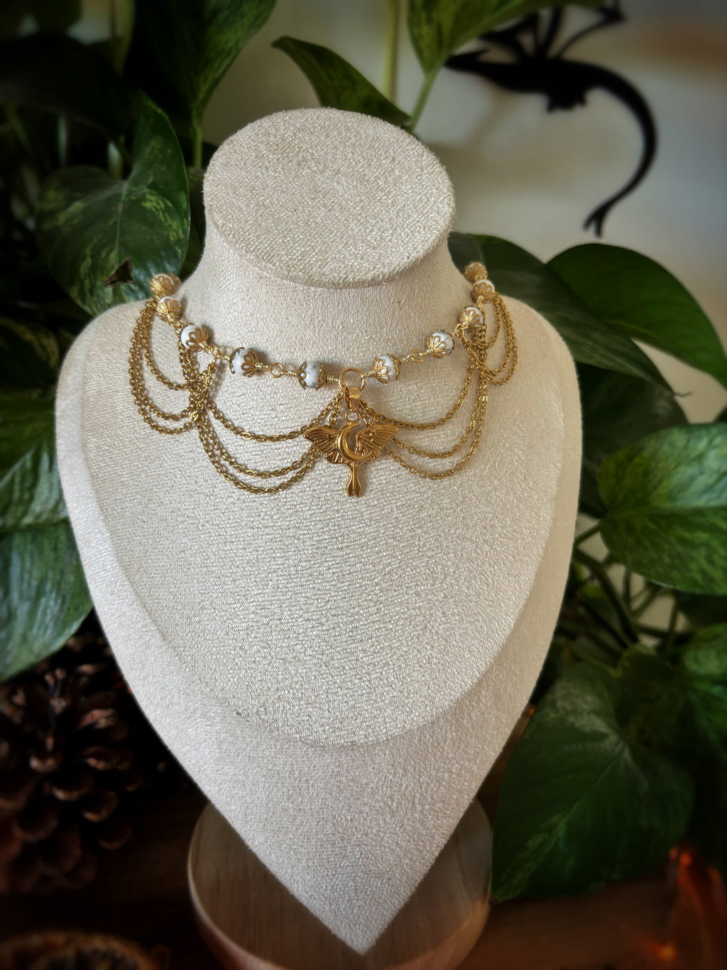 Collier Saeris