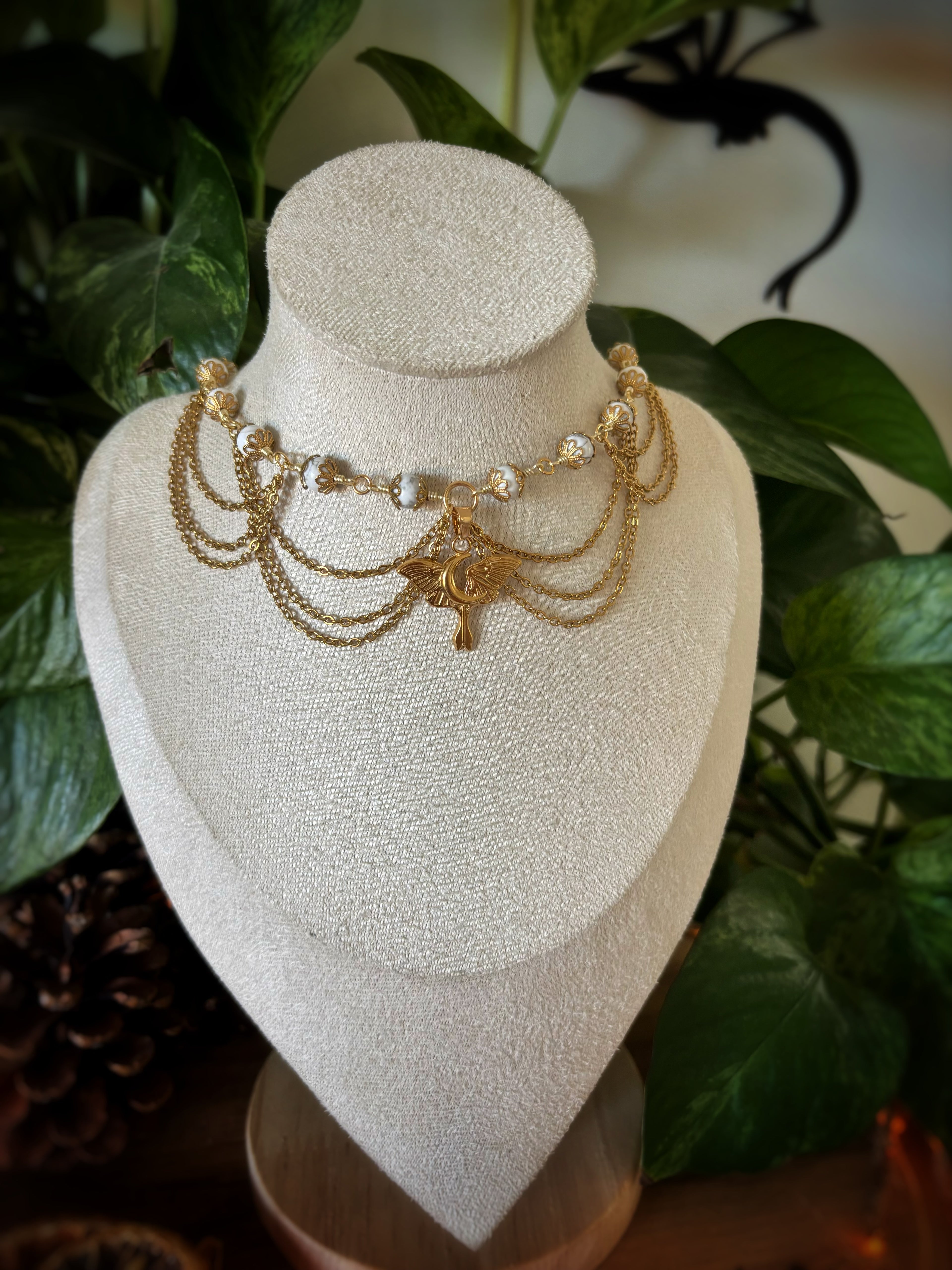 Collier Saeris